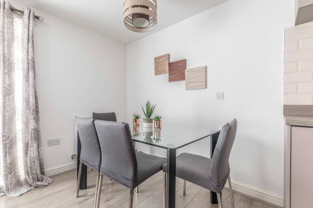 2 Bed & 2 Bath Cosy Apartment Slough- Free Parking 外观 照片